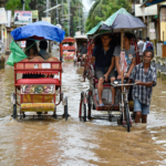 Wateroverlast in de straten van de Indiase miljoenenstad Guwahati.