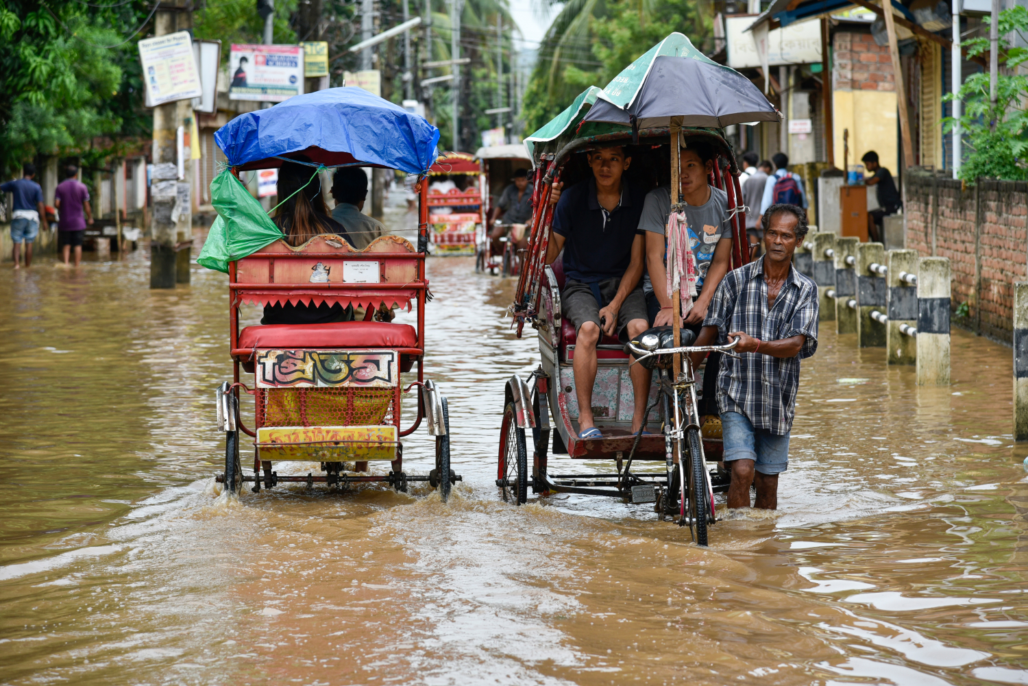 Wateroverlast in de straten van de Indiase miljoenenstad Guwahati.