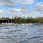 Twee onderzoekers bij de Marker Wadden