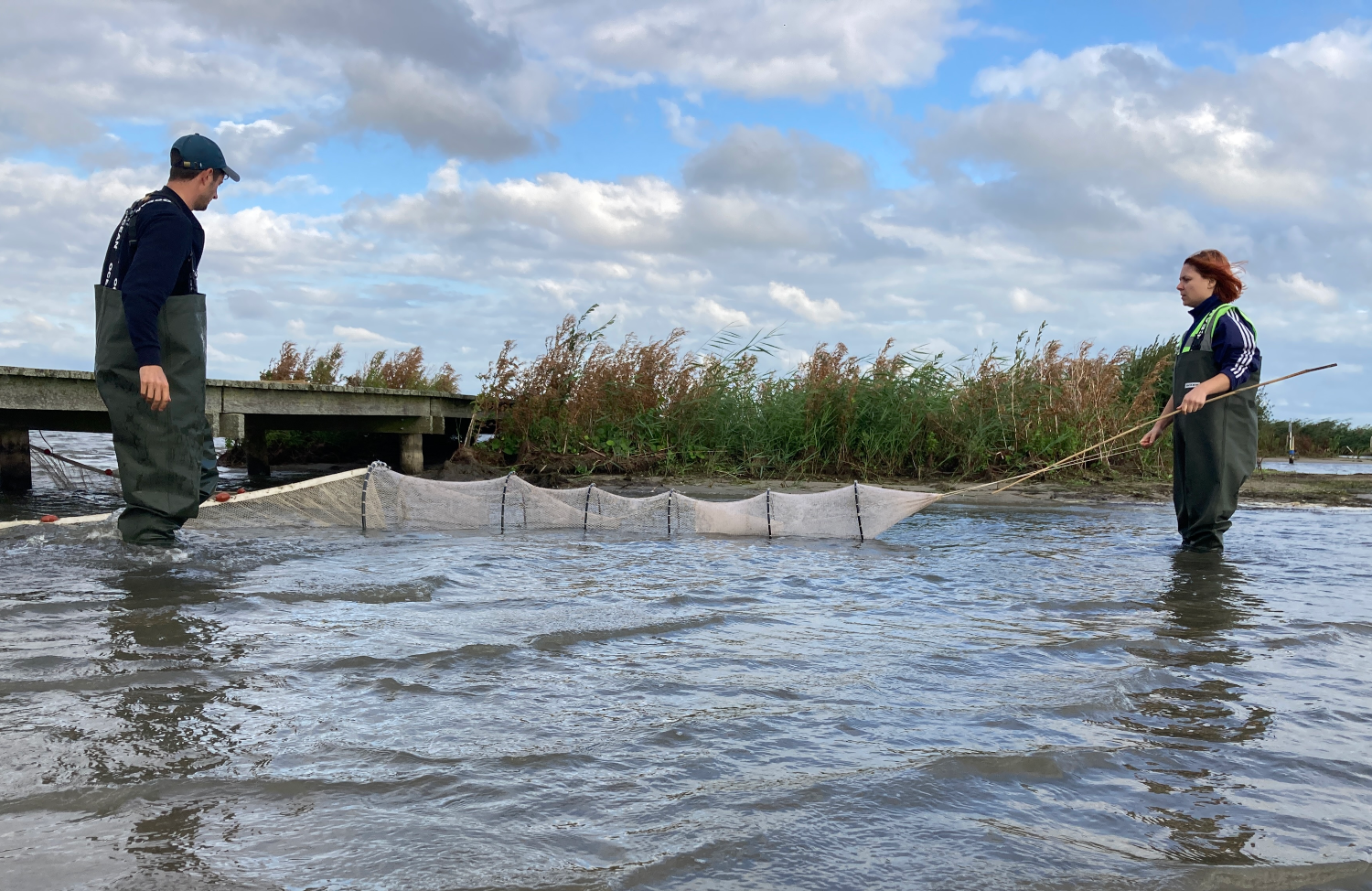 Twee onderzoekers bij de Marker Wadden