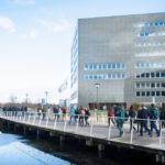 Studenten op de brug bij Orion in de winter.