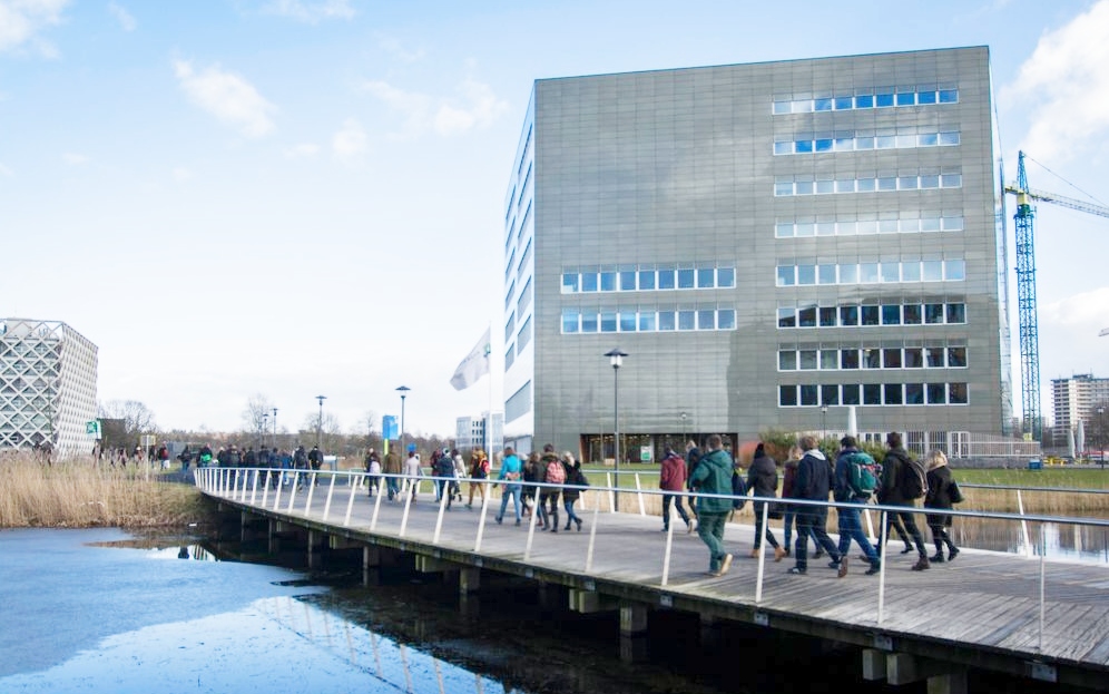 Studenten op de brug bij Orion in de winter.