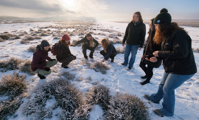 Studenten op de Ginkelse heide in de sneeuw.