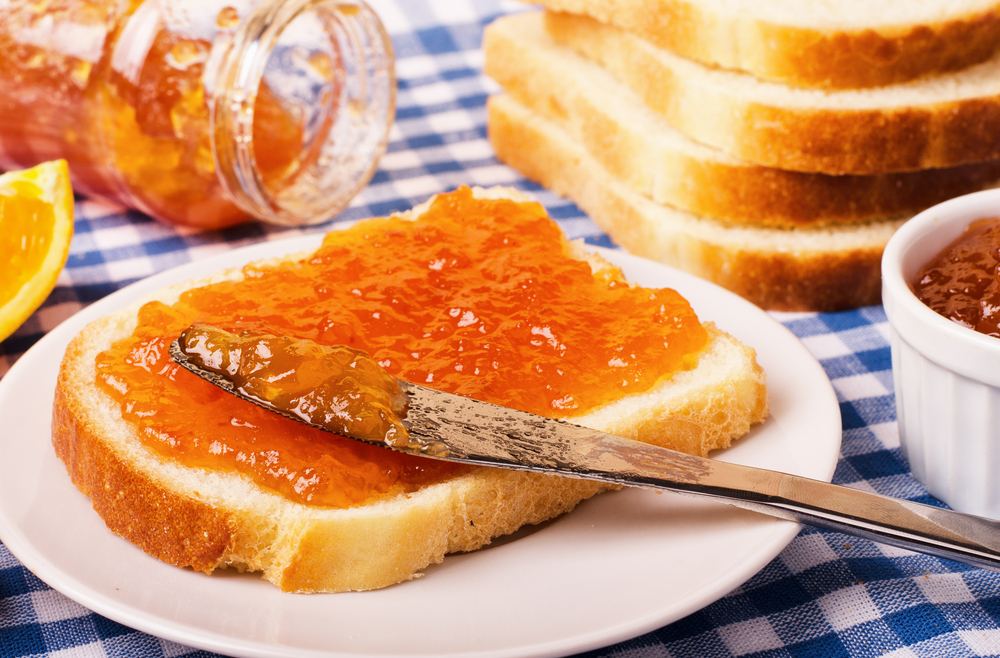 Witte boterham met jam.