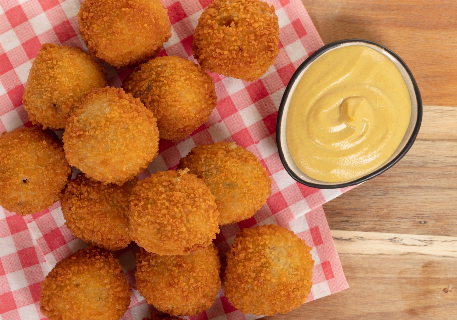 Bitterballen met schaaltje mosterd