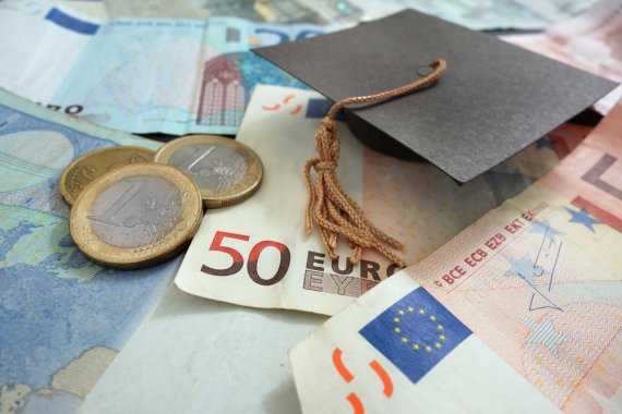 Inflation affects students: tuition fees hiked up to 2,600 euros