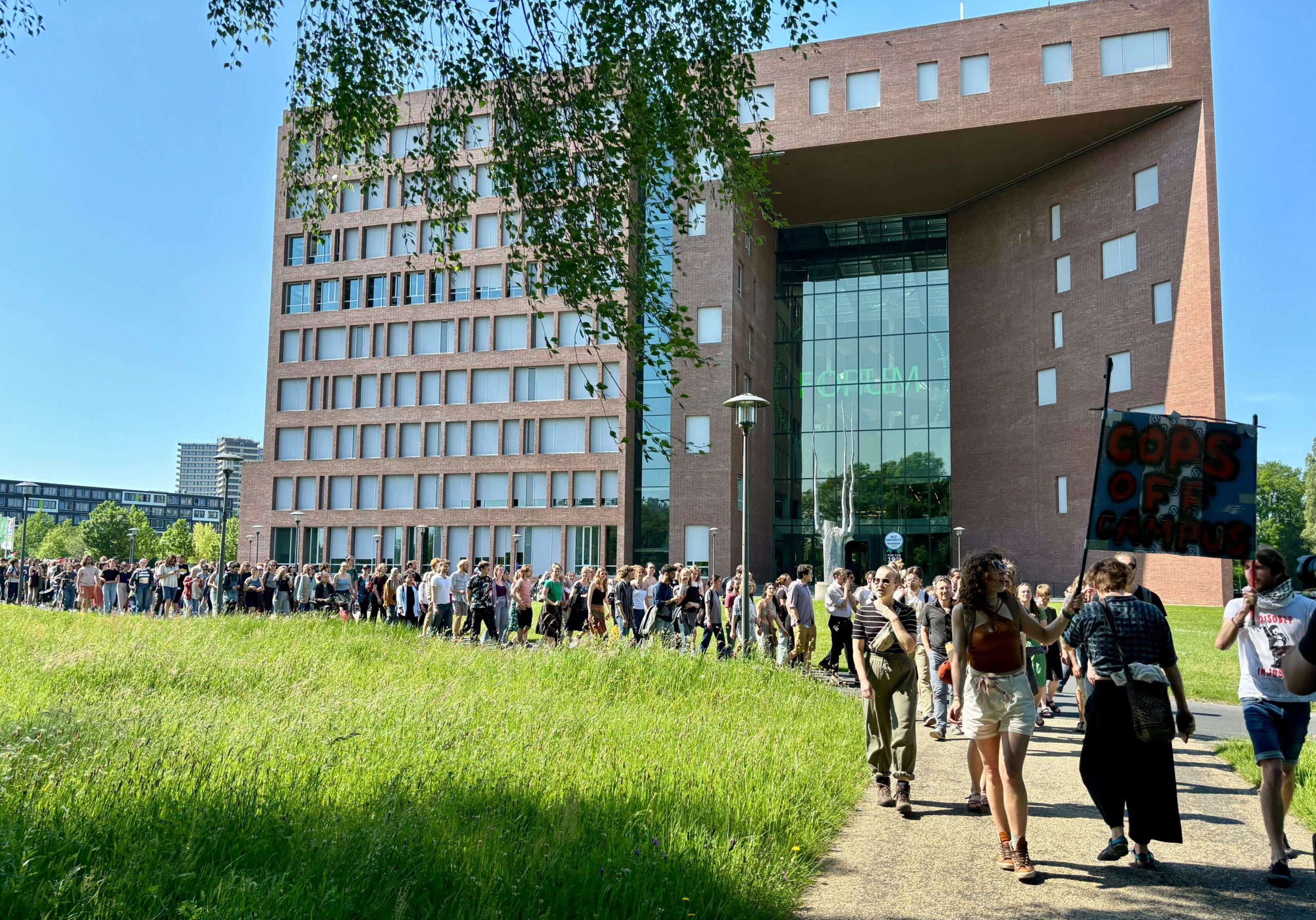 Met een walk out over de campus protesteren zo'n 300 studenten en medewerkers tegen het geweld in Gaza.