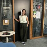 Videokunstenaar Juul van der Laan bij de ruimte waar haar werk I M U is te zien (ruimte 360, in de bibliotheek).