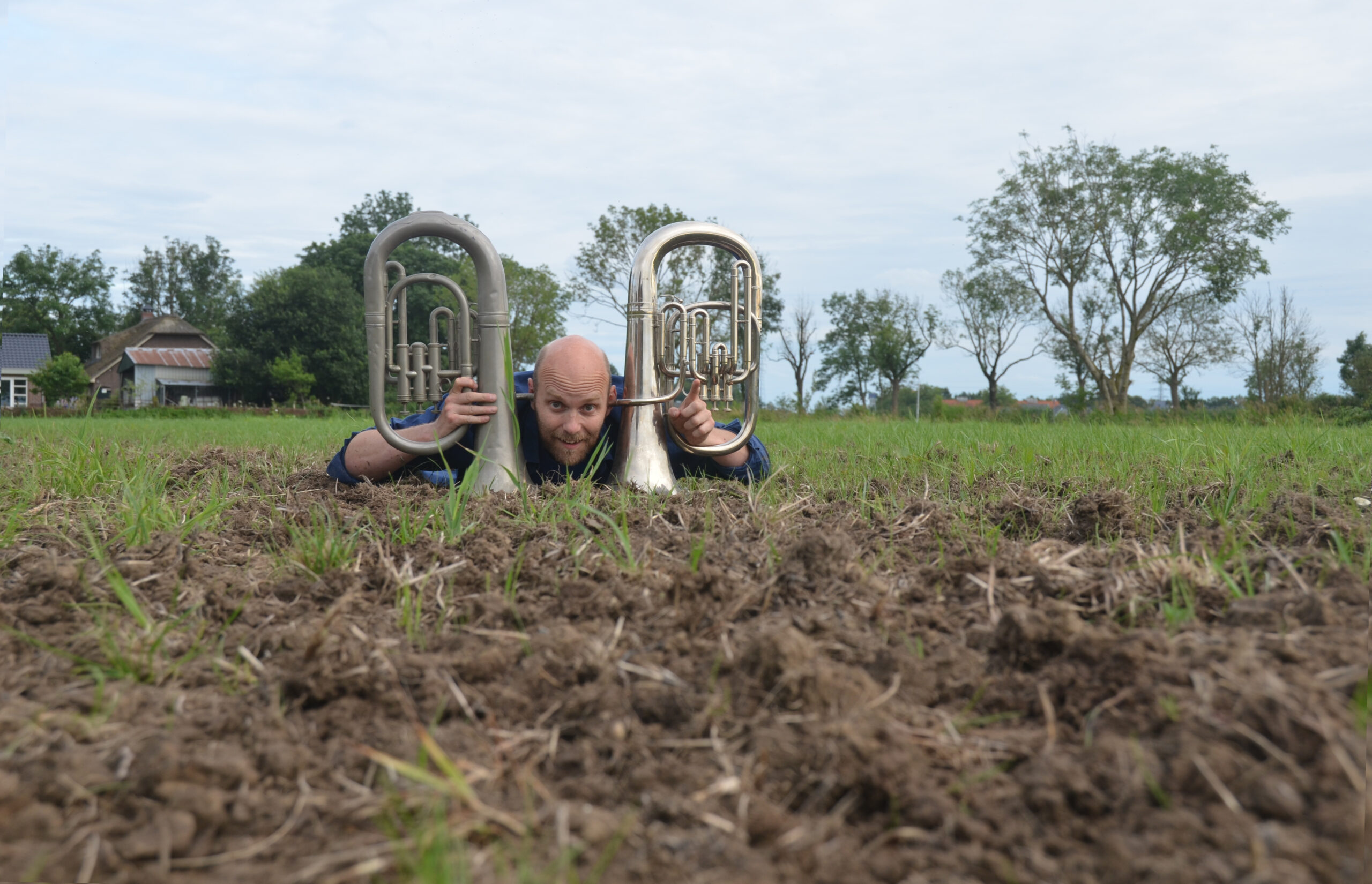 De Kluizenaar op z'n buik op de bodem