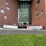 Groep protesterende studenten voor Forum.