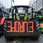 Tractor met protestbord voorop.