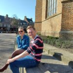 Fleur Bastings en Joerie Gerritsjans bij de kerk op de Markt in Wageningen.