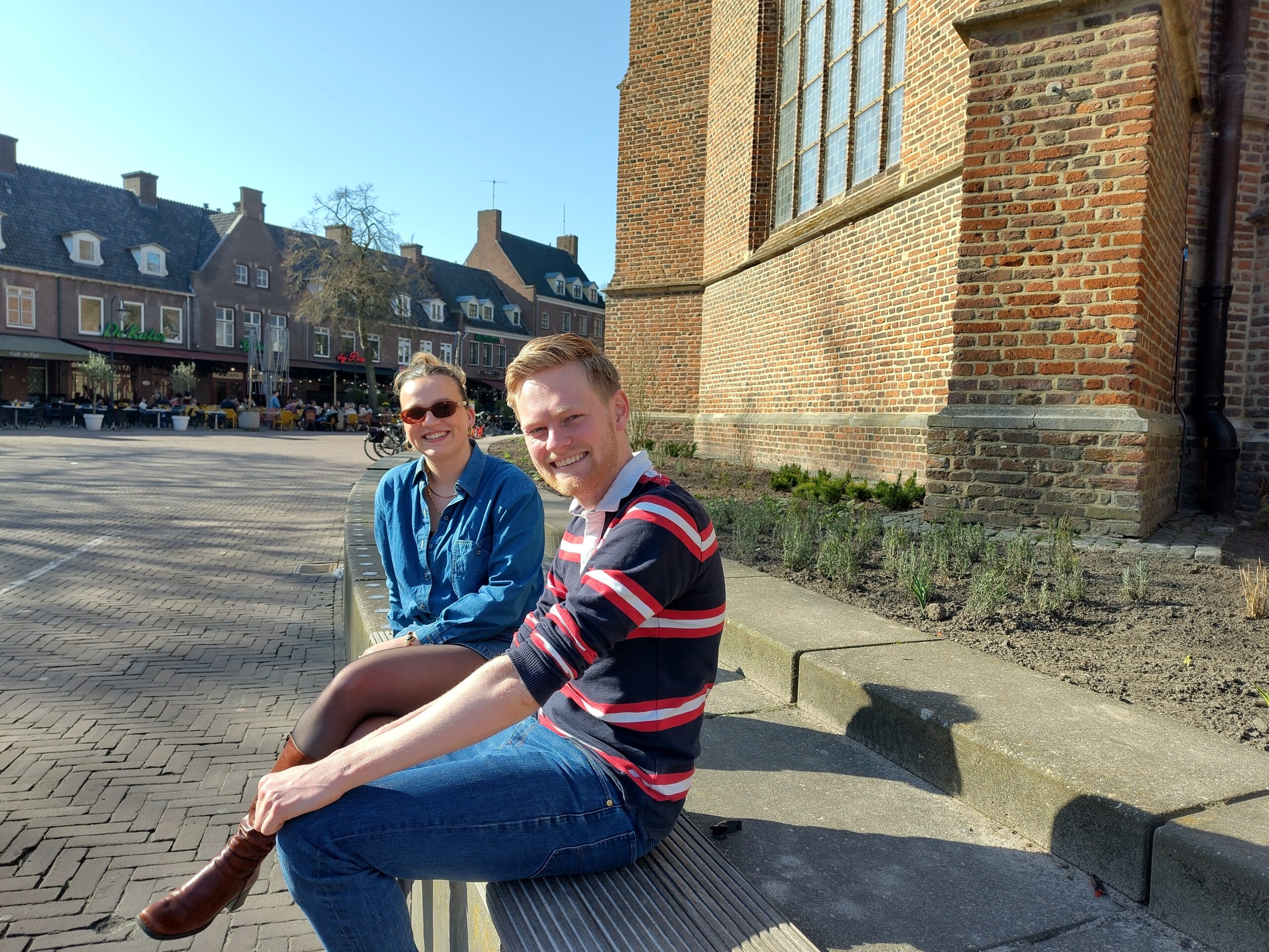 Fleur Bastings en Joerie Gerritsjans bij de kerk op de Markt in Wageningen.