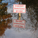 Waarschuwingsbord in de natuur.