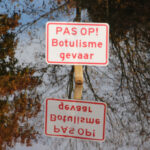 Waarschuwingsbord in de natuur.