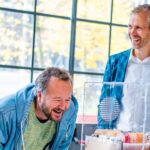 Gert Jan Veldwisch naast bezoekers die het op de DDW 2024 de project-expo bekijken van TU/e-student Taissia Visser: een materiaalstudie op basis van SCOBY's (waarmee ook kombucha wordt gemaakt).