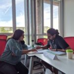 Belén en Amir doen samen een oefening. Foto Resource